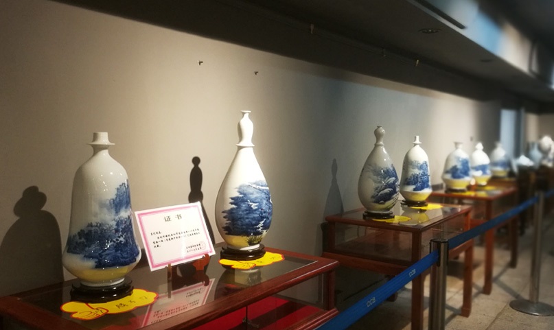 全域影視傳媒助力張福銘藍(lán)藝書(shū)畫(huà)陶瓷作品聯(lián)展獻(xiàn)禮建軍節(jié)